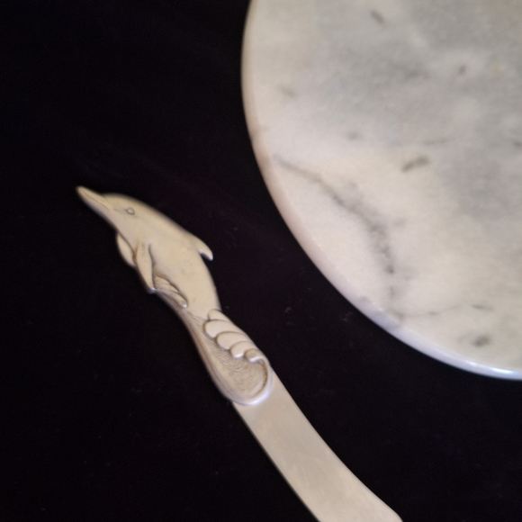 Lindsay Claire Marble Cheese Rd 8" Board with knife - Picture 5 of 14